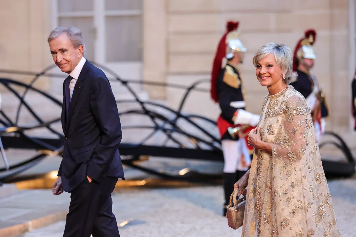 Den franske mangemilliardær Bernard Arnault (til venstre) har efter halvandet år igen slået danske Novo Nordisk af pinden som Europas mest værdifulde selskab. Her ses han ankomme til det franske Élysée-præsidentpalads sammen med sin kone, Helène Mercier-Arnault, i oktober 2024.