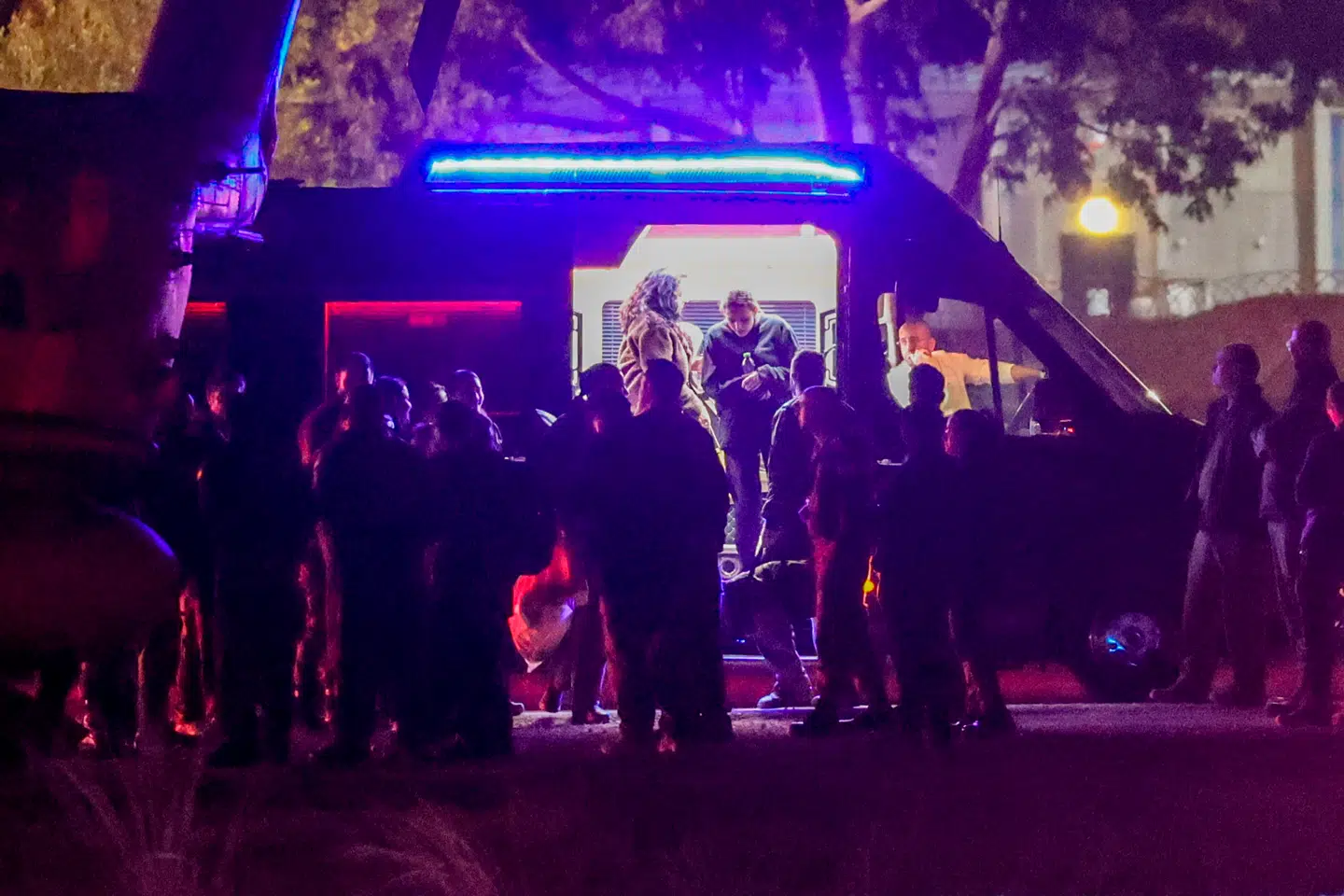 De tre israelske gidsler forlader en varevogn i Re'im i det sydlige Israel. Foto: Gil Cohen-Magen, Scanpix