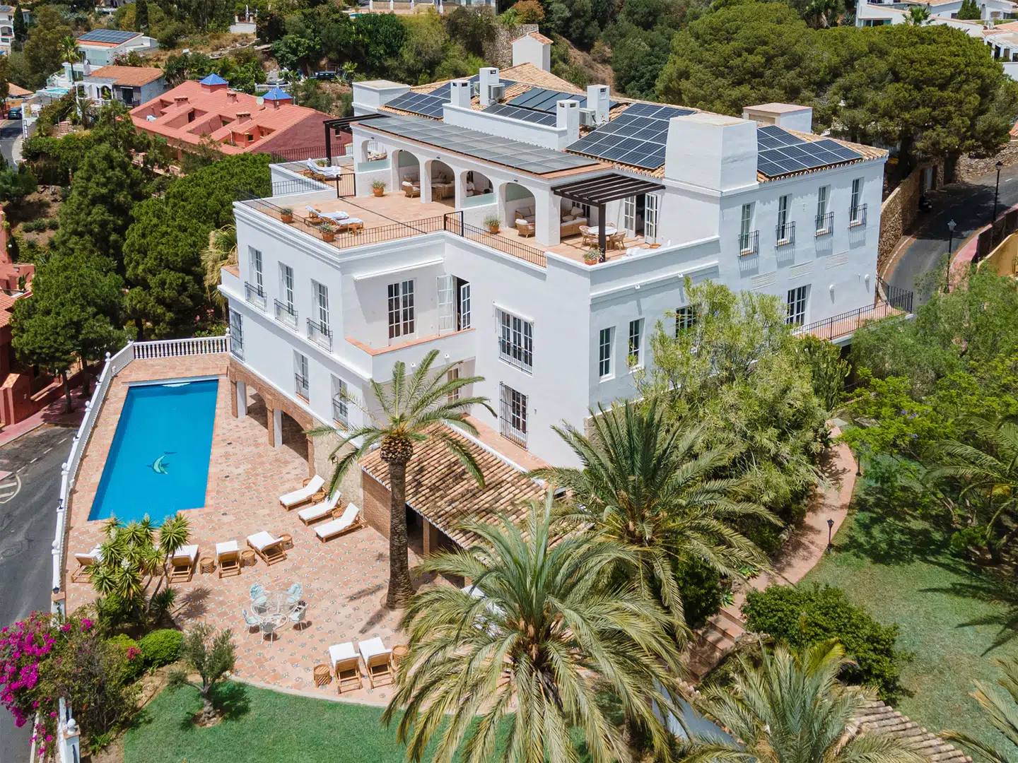 Bent og Marianne ønsker at dele deres glæde ved Spanien med deres feriekoncept Roca tranquila, som ses på billedet. Derfor tilbyder de andre at købe andele i konceptet, så flere kan nyde stedets luksusfaciliteter, det lune klima og den smukke natur, som Andalusien tilbyder.