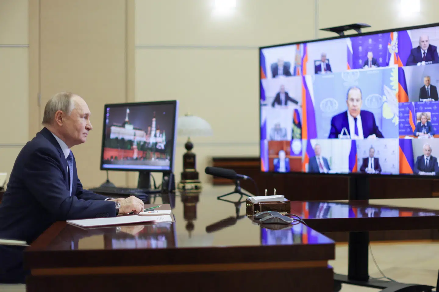 Præsident Vladimir Putin leder mandag et møde i det russiske sikkerhedsråd via en videoforbindelse. I den forbindelse siger han, at han håber på langvarig fred med Ukraine fremfor en midlertidig våbenhvile.