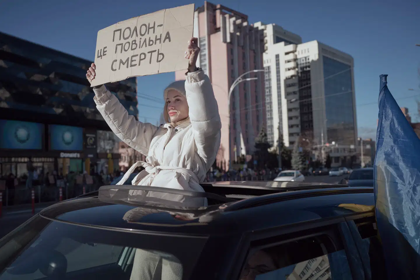 Krigen sætter sit præg på gadebilledet overalt i Ukraine. Familiemedlemmer demonstrerer her i Kyiv for fangeudvekslinger, så ukrainske soldater kan blive løsladt fra russiske fangelejre. Mange håber, at Donald Trump kan gøre en forskel. »Fangenskab er langsom død,« står der på skiltet.