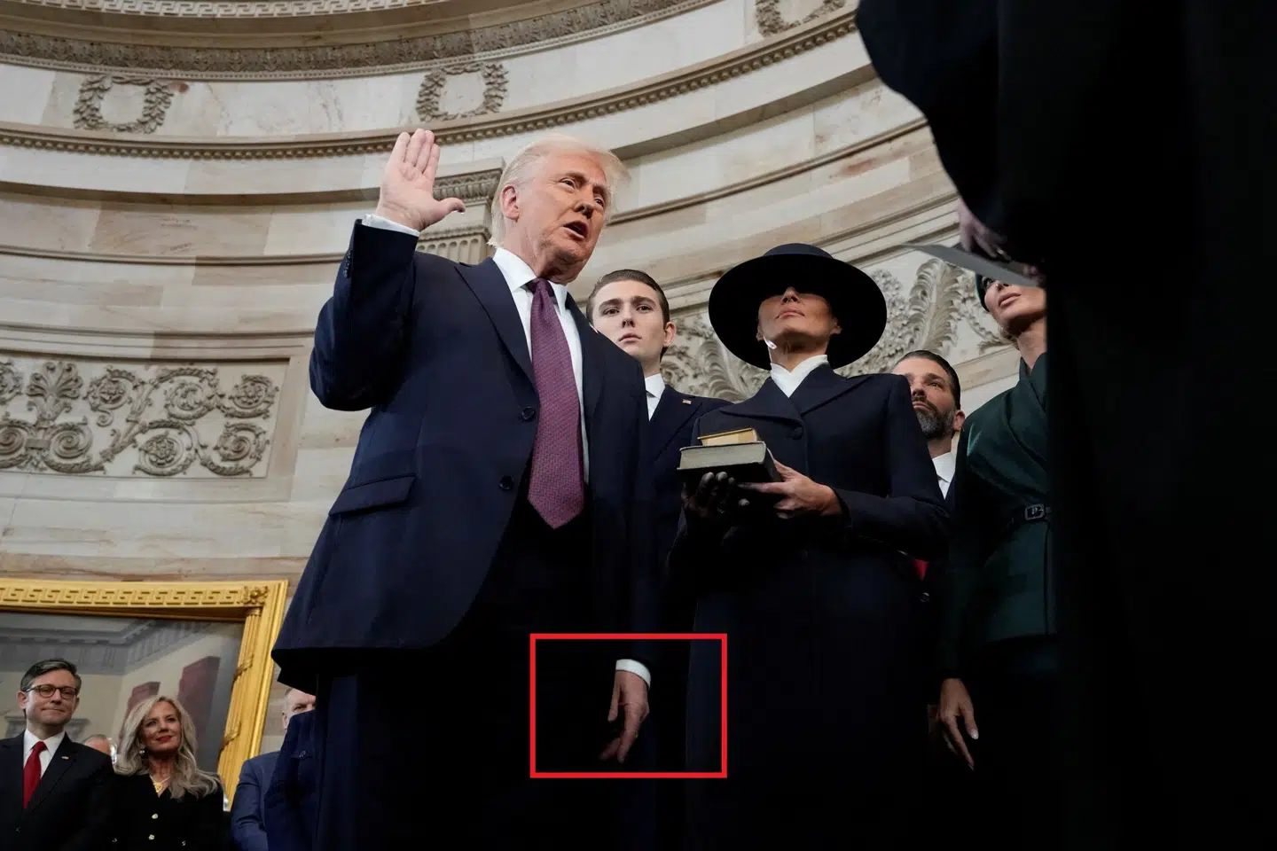 Donald Trumps venstre hånd var ikke på biblen.