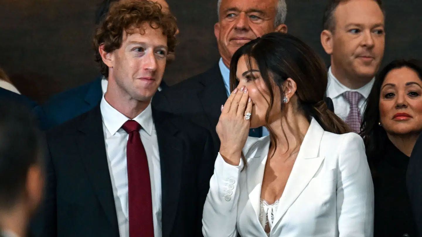 Internettet morer sig gevaldigt over en kort videosekvens med Mark Zuckerberg, Jeff Bezos og dennes forlovede, Lauren Sanchez.