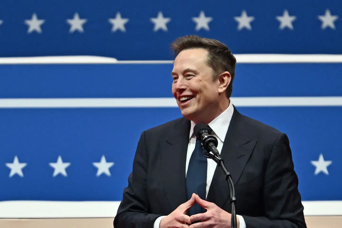 Elon Musk, der er verdens rigeste person, har blandt andet stiftet Tesla og SpaceX, og han ejer også det sociale medie X.