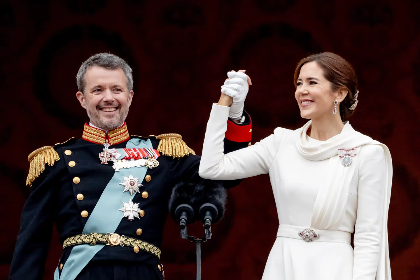 Kong Frederik 10. udråbes til konge fra balkonen på Christiansborg efter dronning Margrethes abdikation.