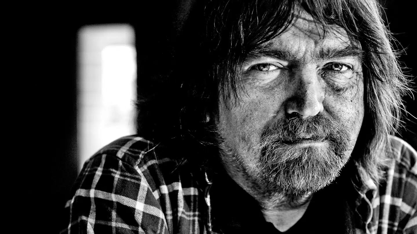 Musikeren Johnny Madsen gik bort i november 2024. En måned efter hans død udkom der en omdiskuteret biografi om ham, skrevet af hans tidligere manager Henrik 'Røde' Jensen. Nu kommer der også en citatkalender, som den efterladte familie igen raser over.