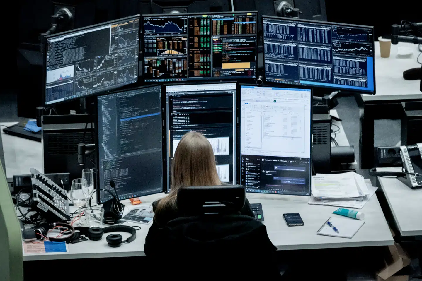 En læser har set på flere fora på nettet, at nogle investorer køber yderligere op i en aktie, som de allerede ejer og har urealiseret gevinst på, for at nedbringe deres gennemsnitlige anskaffelseskurs. Deres logik er, at skattebetalingen nedbringes, når gevinsten realiseres.