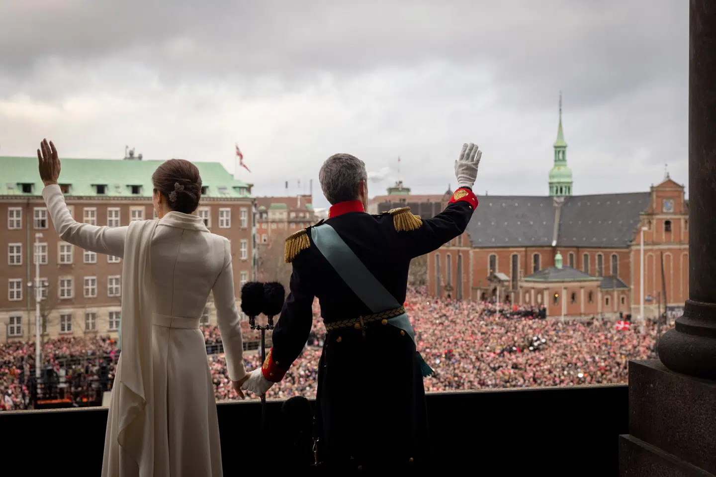 Danmarks nye kongepar, kong Frederik og dronning Mary, vinkede til folket fra balkonen på Christiansborg ved tronskiftet 14. januar. Det blev 2024's mest sete begivenhed med 2,3 millioner seere. Generelt er det gået godt for live-begivenheder på tv, viser DR's medieanalyse, men 2024 blev alligevel et år med mere on demand-sening end året forinden.