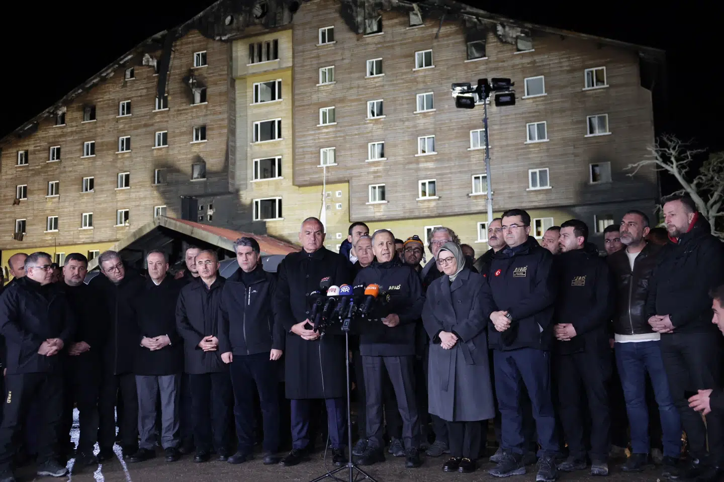 Tyrkiets indenrigsminister, Ali Yerlikaya, talte tirsdag foran hotellet Grand Kartal, hvor der natten til tirsdag var dødelig brand. Grand Kartal udtrykker i en udtalelse onsdag morgen "dyb sorg" over hændelsen og siger, at det samarbejder med de tyrkiske myndigheder i efterforskningen af sagen.