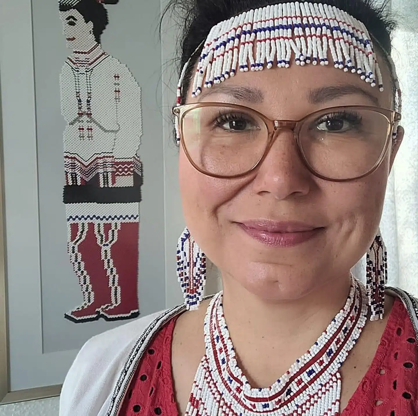 Lisa Bundgaard Jensens grønlandske identitet betyder meget for hende. I sin fritid laver hun traditionelle grønlandske øreringe.