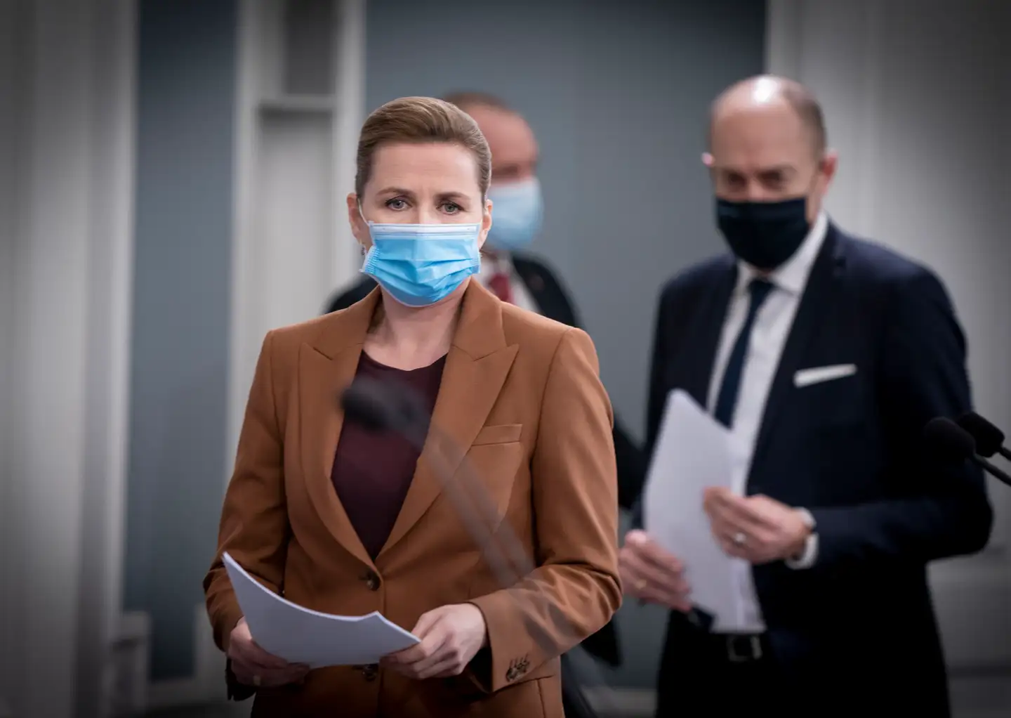 Under Mette Frederiksens S-regering kunne der ikke skaffes flertal for en corona-kommission, skriver Martin Ågerup. Her ses statsministeren med daværende sundheds- og ældreminister Magnus Heunicke til et af de mange corona-pressemøder.