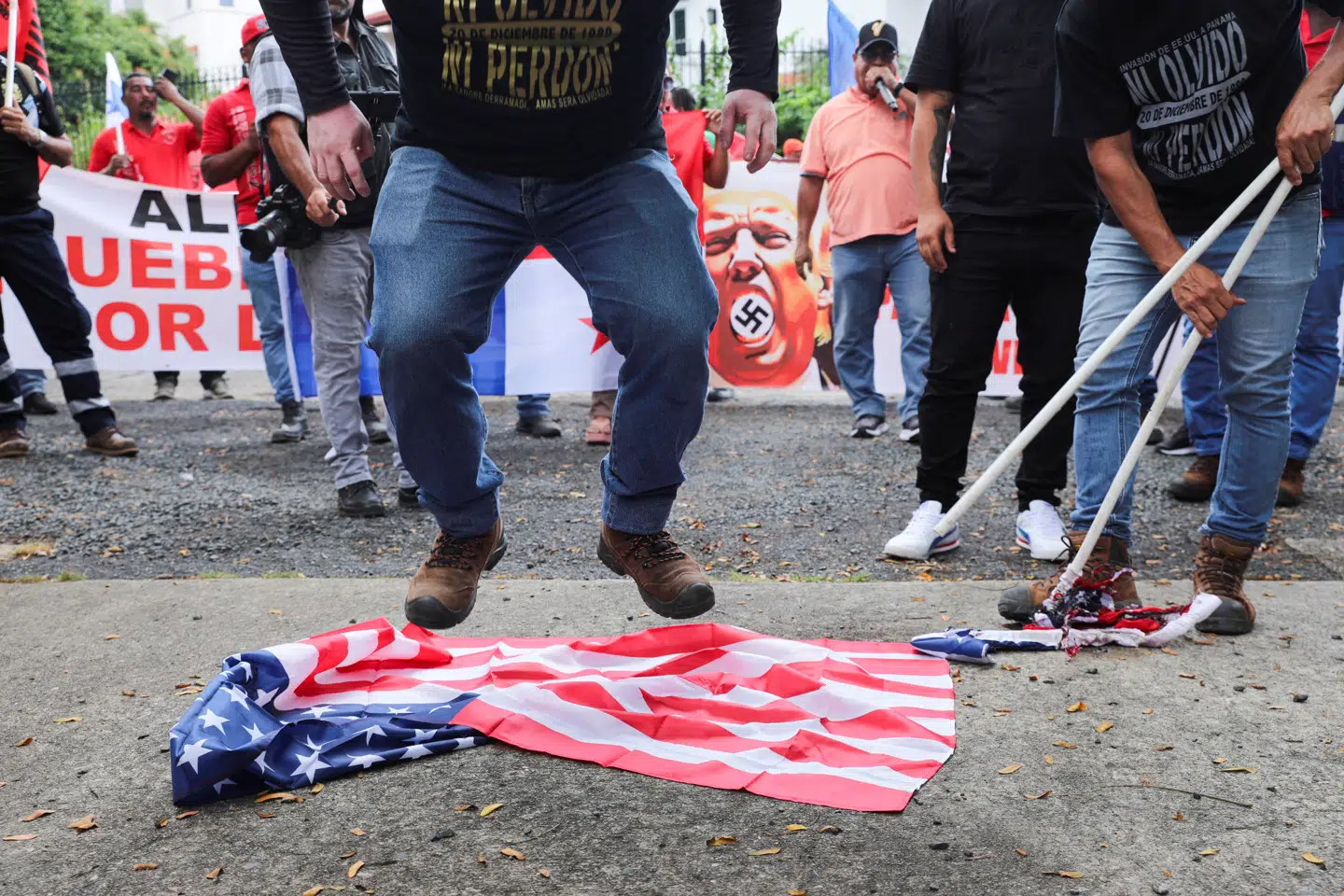 Fagforeningsaktivister tramper på det amerikanske flag under en protest uden for USAs ambassade i Cuidad de Panama.