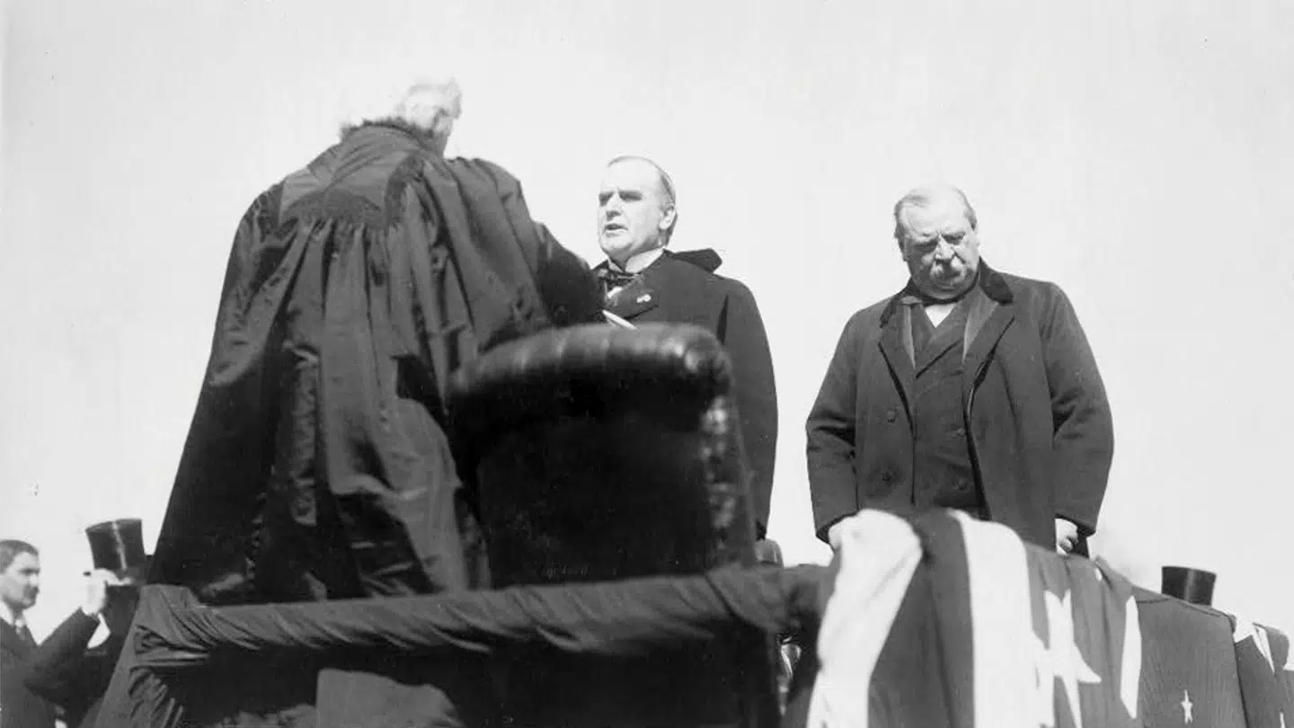 Washington, D.C., 4. marts 1897. Højesteretspræsident Melville Weston Fuller tager William McKinley i ed som USAs 25. præsident, mens den afgående præsident, Grover Cleveland, ser til siden. Arkivfoto: Scanpix