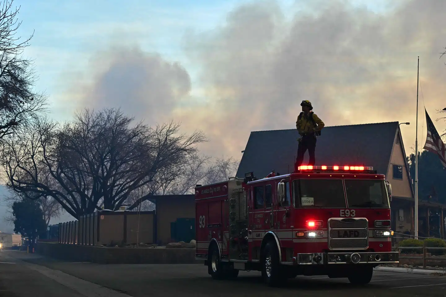 En ny naturbrand ved navn Hughes-branden har spredt sig til et område på 32 kvadratkilometer.