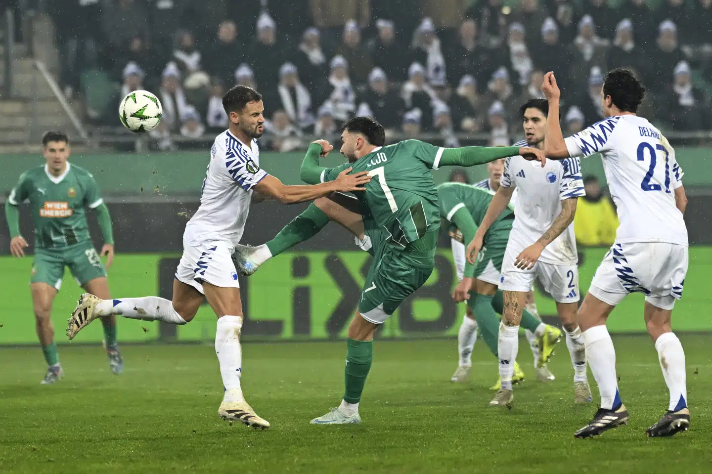FCK lukkede igen mål ind ved dødbolde, da holdet tabte 0-3 mod Rapid Wien kort før jul. (Arkivfoto).