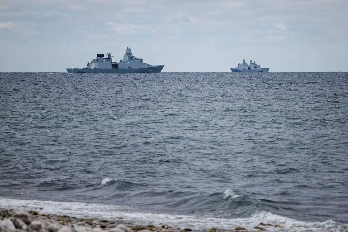 Danske skibe og fly skal deltage i NATOs øgede overvågning af Østersøen. Her ses fregatterne F362 Peter Willemoes (tv) og F341 Absalon fra den danske flåde under en øvelse nær Sjællands Odde. Arkivfoto: Jesper Voldgaard/Ritzau Scanpix