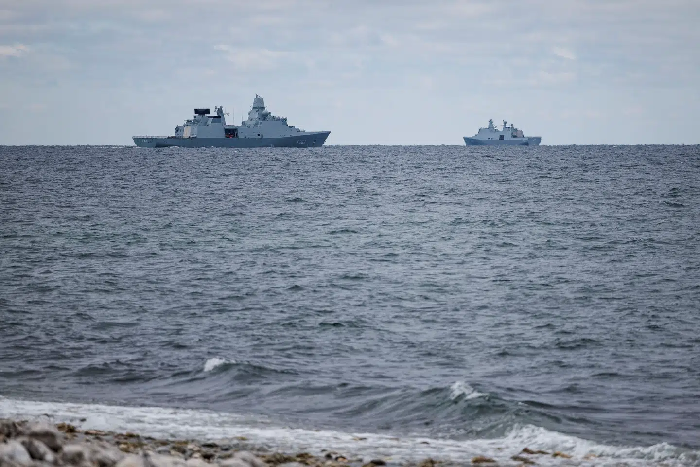 Danske skibe og fly skal deltage i NATOs øgede overvågning af Østersøen. Her ses fregatterne F362 Peter Willemoes (tv) og F341 Absalon fra den danske flåde under en øvelse nær Sjællands Odde. Arkivfoto: Jesper Voldgaard/Ritzau Scanpix