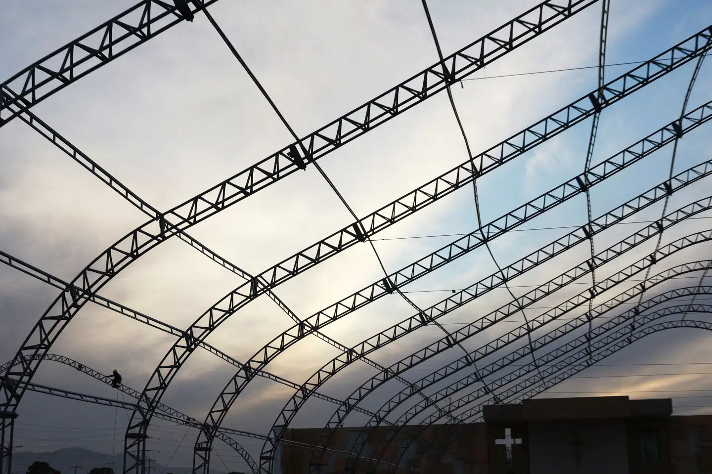 Et metalskelet, som skal blive til et stort telt, er ved at blive sat op i byen Ciudad Juárez ved grænsen mellem USA og Mexico, hvor myndighederne forbereder sig på Trumps lovede massedeportationer.