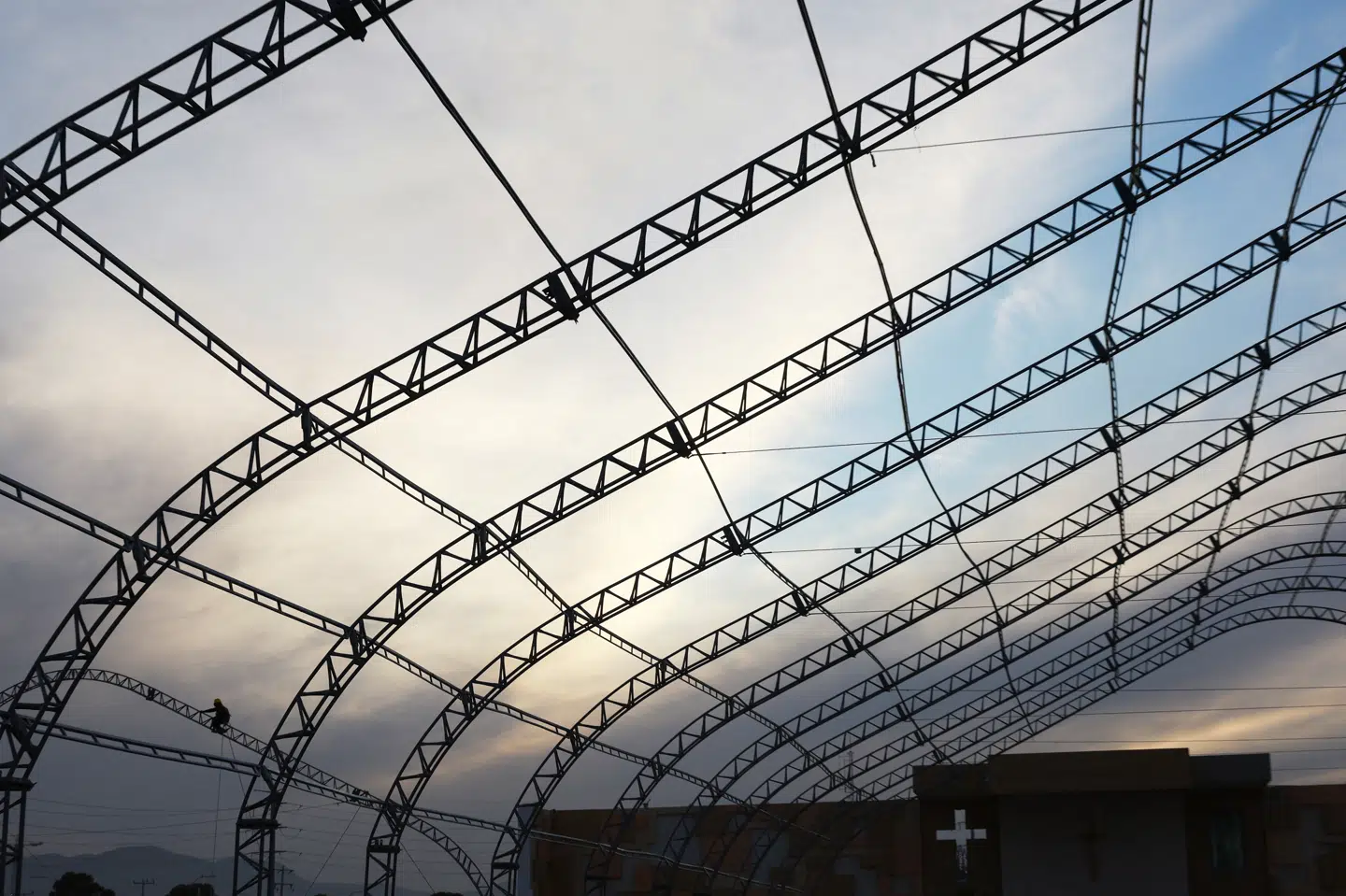 Et metalskelet, som skal blive til et stort telt, er ved at blive sat op i byen Ciudad Juárez ved grænsen mellem USA og Mexico, hvor myndighederne forbereder sig på Trumps lovede massedeportationer.