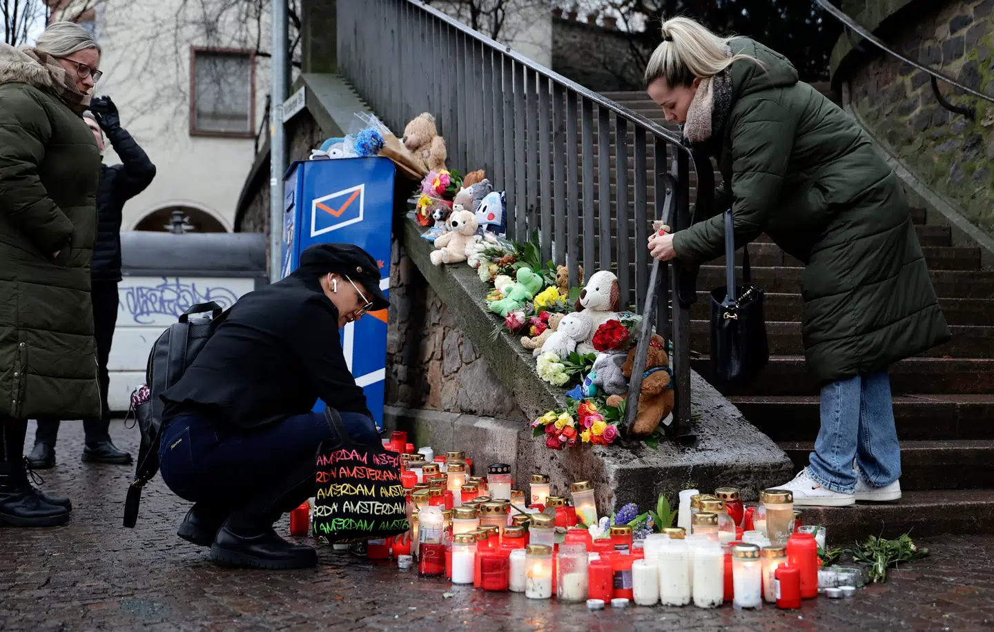 Der bliver lagt blomster og tændt lys i park, hvor to personer blev dræbt i et knivangreb onsdag i Aschaffenburg i Tyskland.