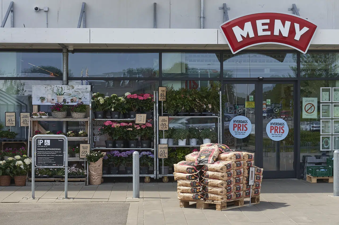 Der er tilfredshed hos Dagrofa, der blandt andet står bag Meny-kæden, med, at det nu skal straffes hårdere at begå butikstyveri. Problemet med tyverier er nemlig omfattende. (Arkivfoto).