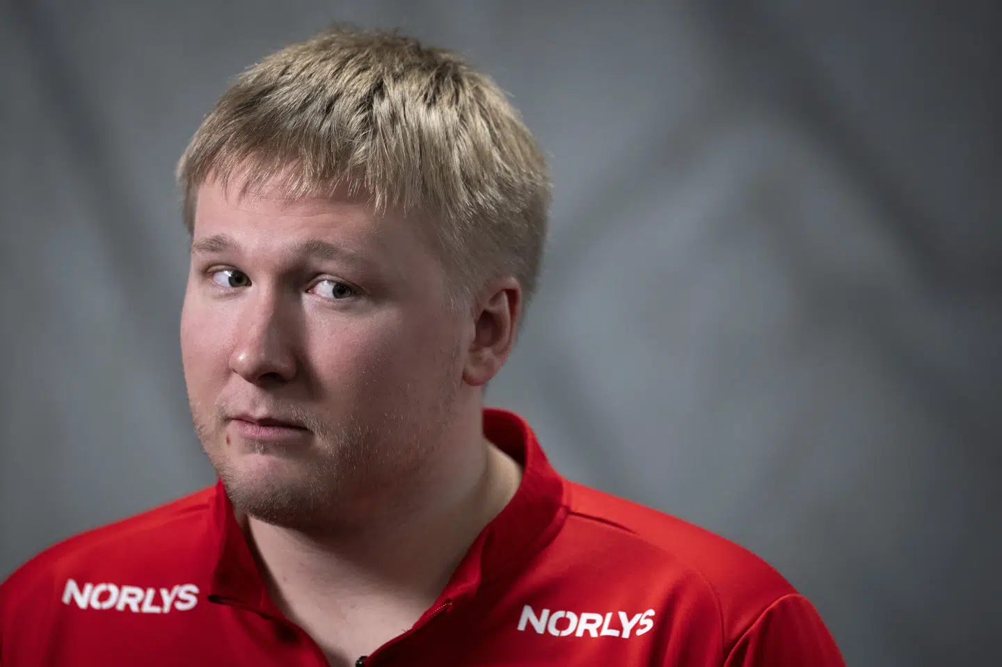 Emil Nielsen har tid til at gruble over antallet af redninger, når spillet foregår i den anden ende af banen.