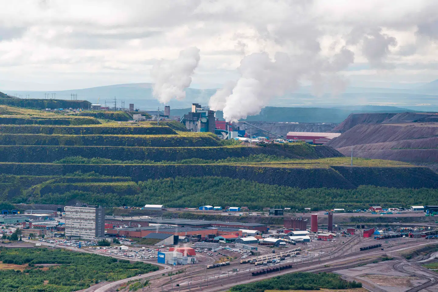 Byen Kiruna i Norrbotten i det nordligste Sverige rummer Europas største, kendte depot af de sjældne jordarter, som er nøgleingrediensen i produktionen af blandt andet elbiler. Her har der i årtier været minedrift, som blandt andet det statslige, svenske mineselskab LKAB (Luossavaara-Kiirunavaara Aktiebolag) står for.