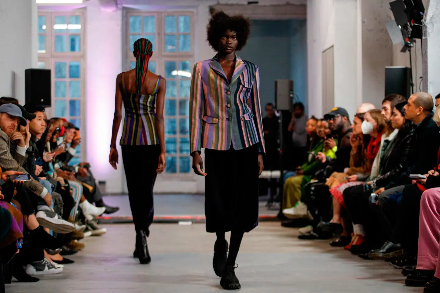 Kenneth Izes efterår-vinterkollektion under modeugen i Paris i 2022. Ize selv er fra Lagos, Nigeria, og er kendt for sin nyfortolkning af nigeriansk og vestafrikansk håndværk. Arkivfoto: Sameer Al-Doumy, Scanpix