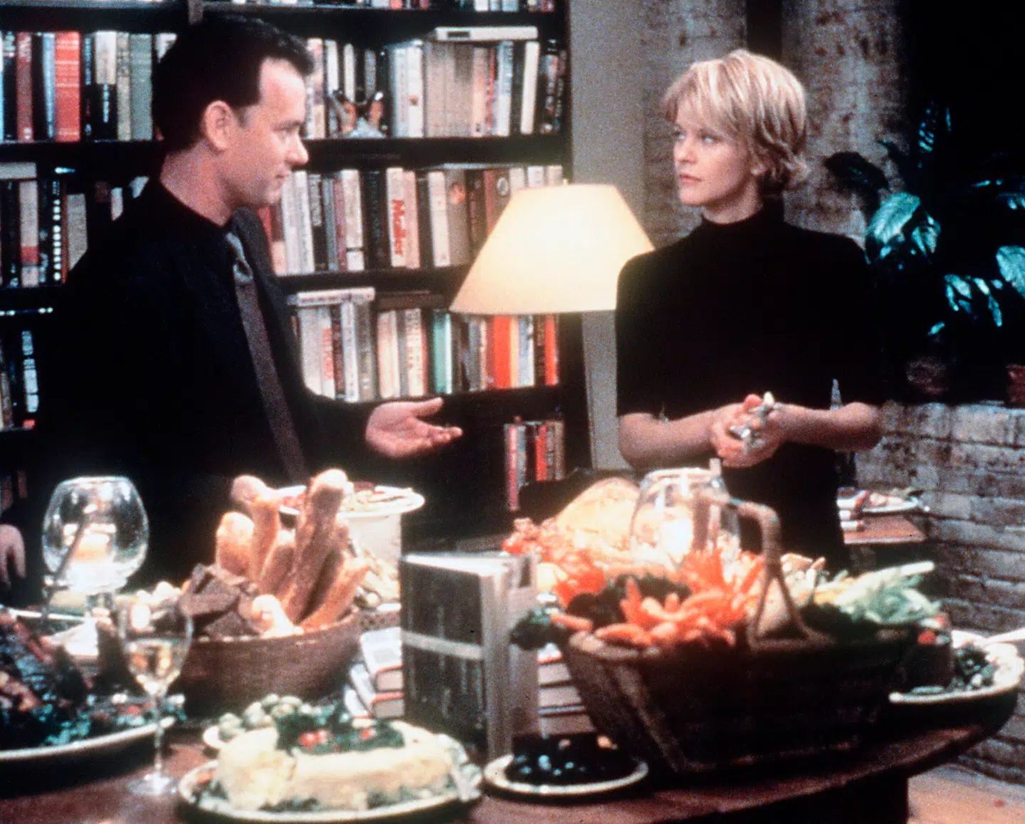 Tom Hanks og Meg Ryan i filmen »You've Got Mail.« Også her er Meg Ryans pjuskede 90er-frisure helt tydelig. Arkivfoto: Scanpix