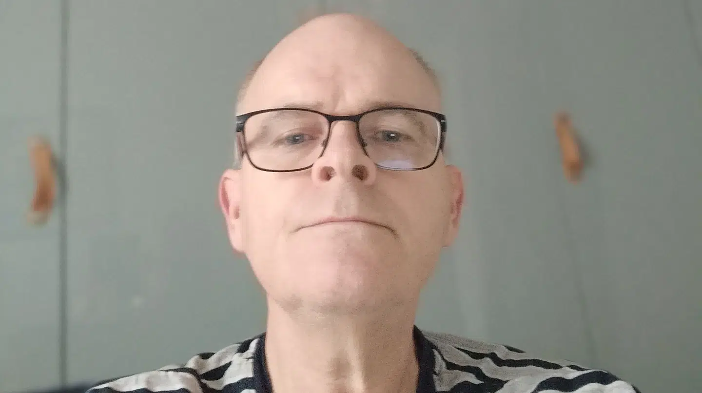 Kim Weber står frustreret tilbage efter et hackerangreb.