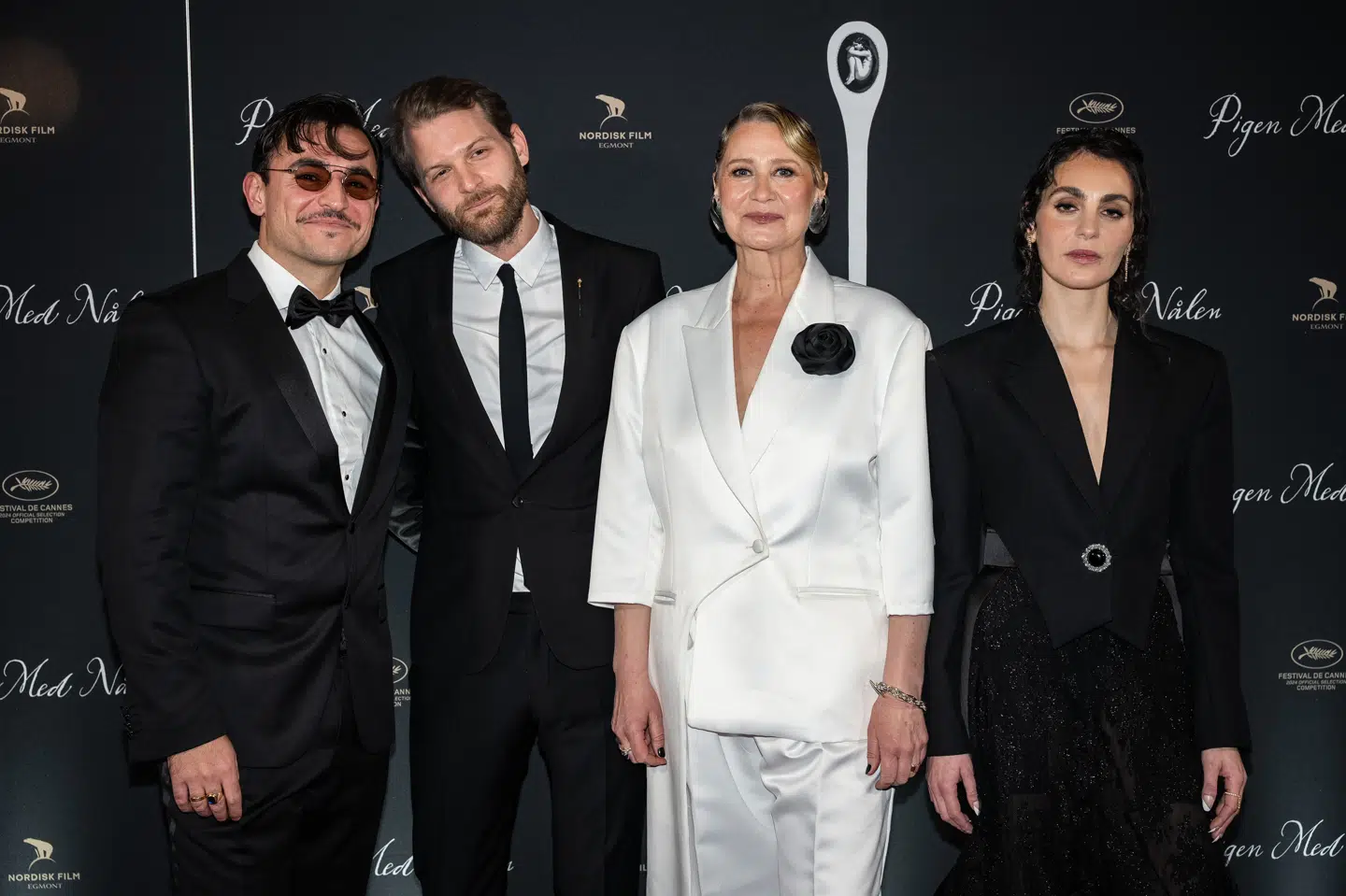 Den danske film "Pigen med nålen" er torsdag blevet nomineret til en Oscar. Filmen er inspireret af en virkelig historie om Dagmar Overbye, der i 1921 blev dømt for mord på ni spædbørn. Fra venstre ses skuespiller Besir Zeciri, instruktør Magnus von Horn, skuespiller Trine Dyrholm og skuespiller Vic Carmen Sonne til gallapremieren på filmen onsdag.