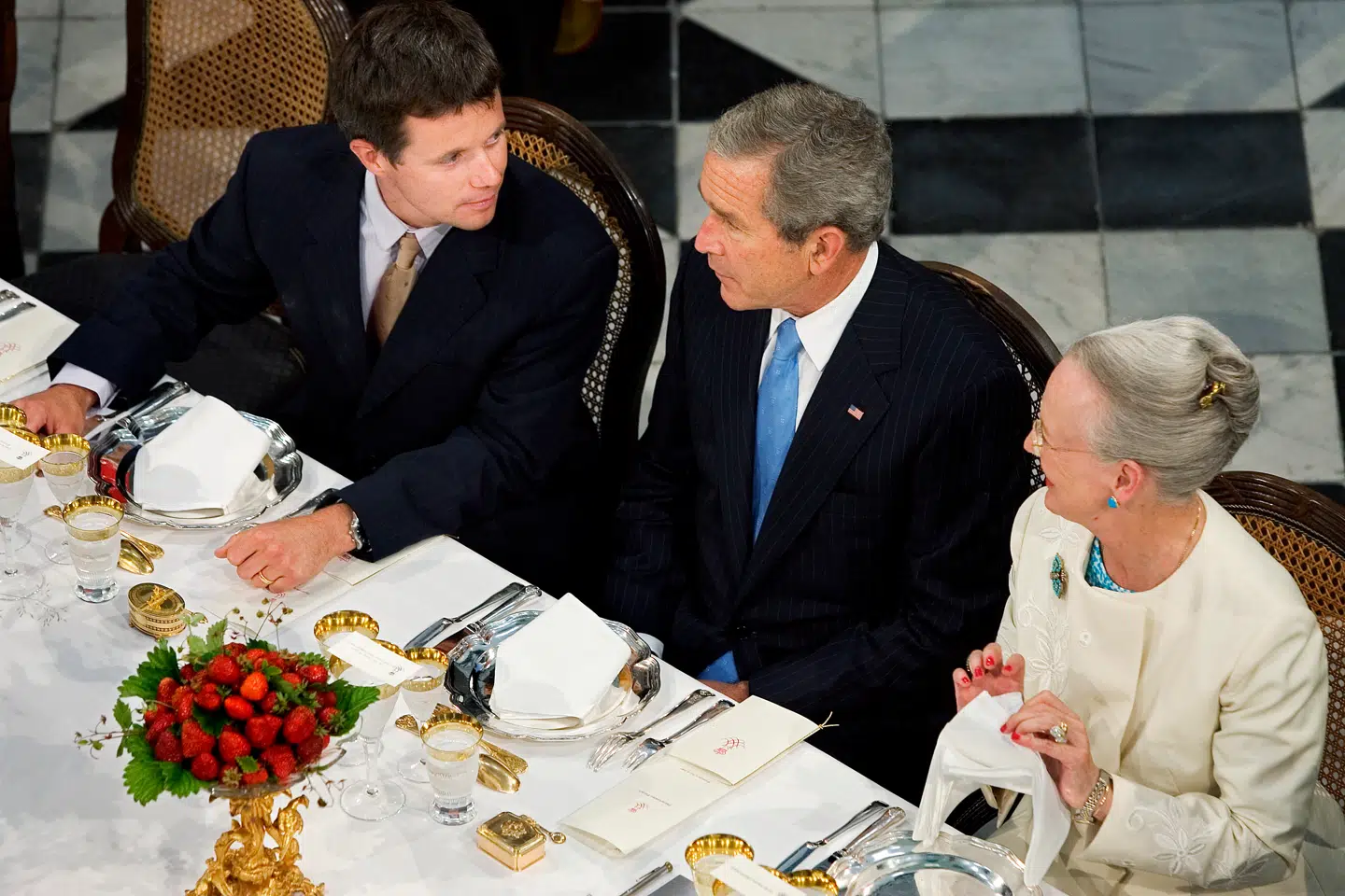 For tyve år siden var den amerikanske præsident George Bush på statsbesøg i Danmark, hvor han sad til bords med dronning Margrethe og daværende kronprins Frederik under festmiddagen på Fredensborg Slot.