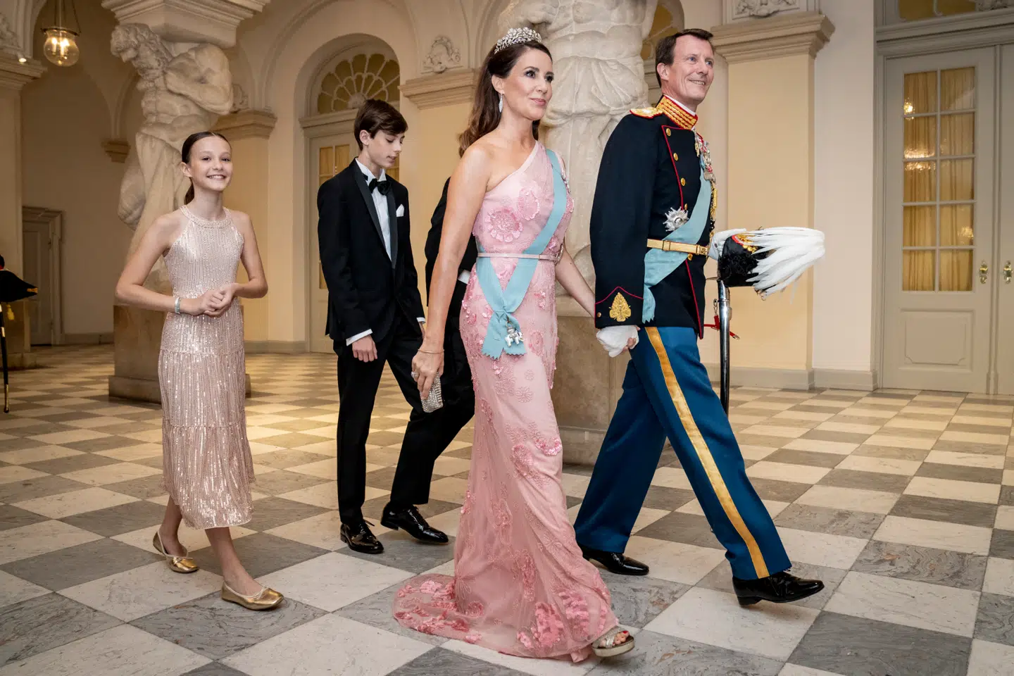 Prins Joachim, prinsesse Marie, greve Felix, greve Henrik og komtesse Athena ankommer til prins Christians 18 års fødselsdag, som fejres med en gallamiddag på Christiansborg Slot i København, søndag den 15. oktober 2023.