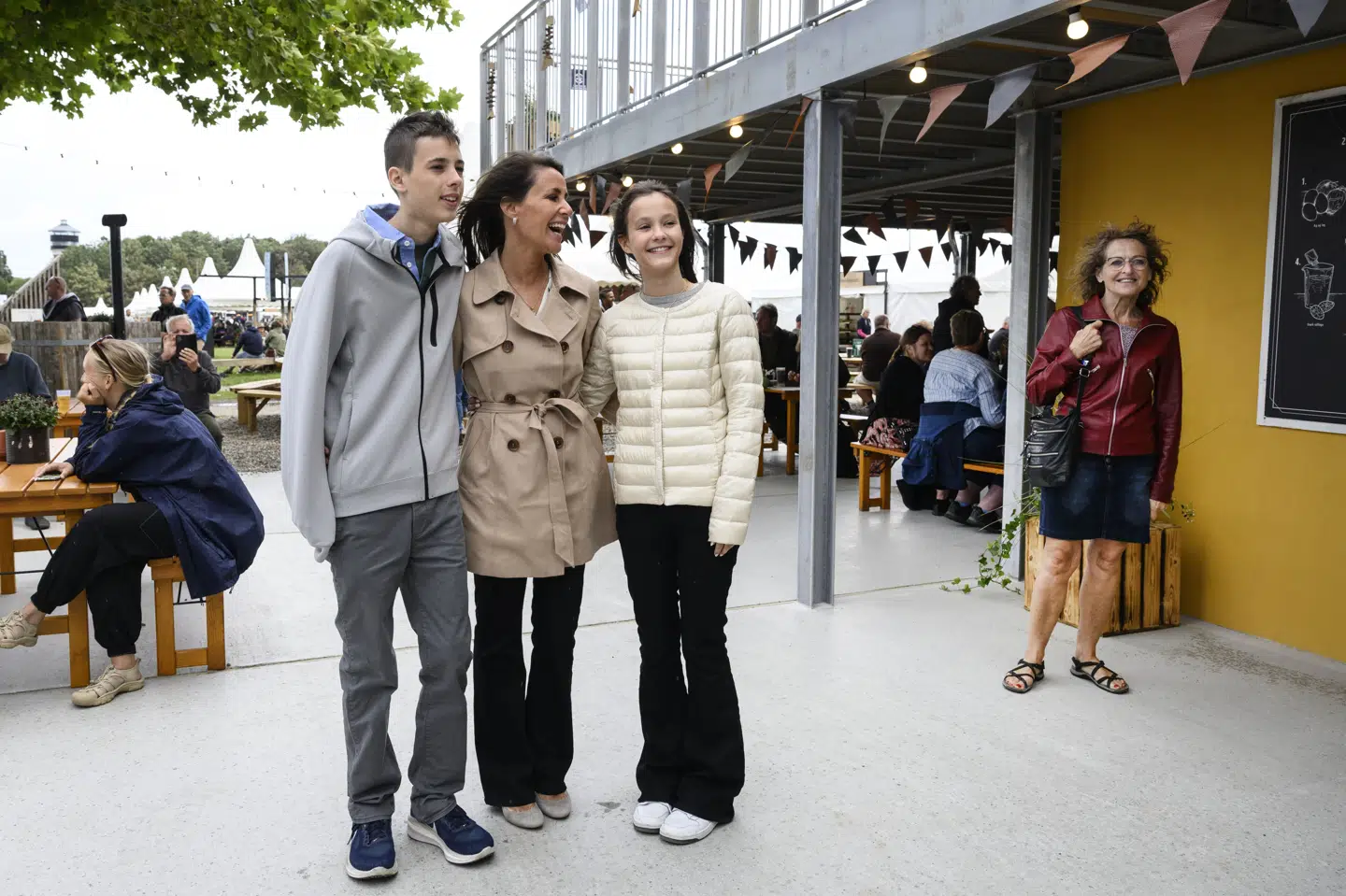 Selv om de kongelige forpligtelser forsvandt sammen med prinsessetitlen, var komtesse Athena alligevel på arbejde med sin mor, prinsesse Marie, da de i selskab med storebror, grev Henrik, besøgte Tønder Festival i august sidste år. Prinsesse Marie har været protektor for festivalen siden 2009. (Arkivfoto).