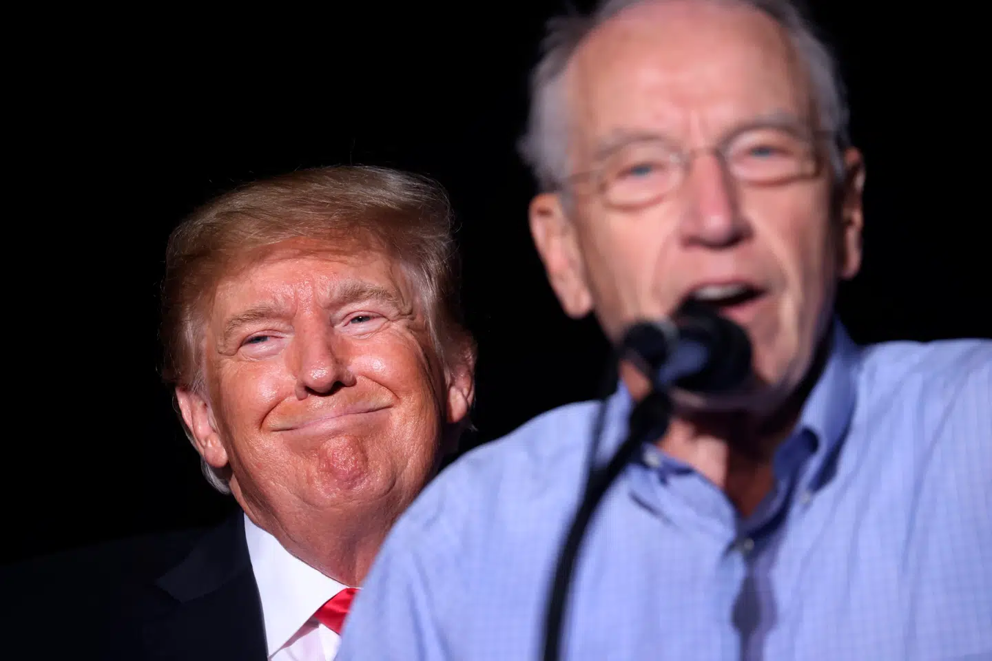 Her ses Donald Trump bag Chuck Grassley ved et vælgerarrangment i 2021.