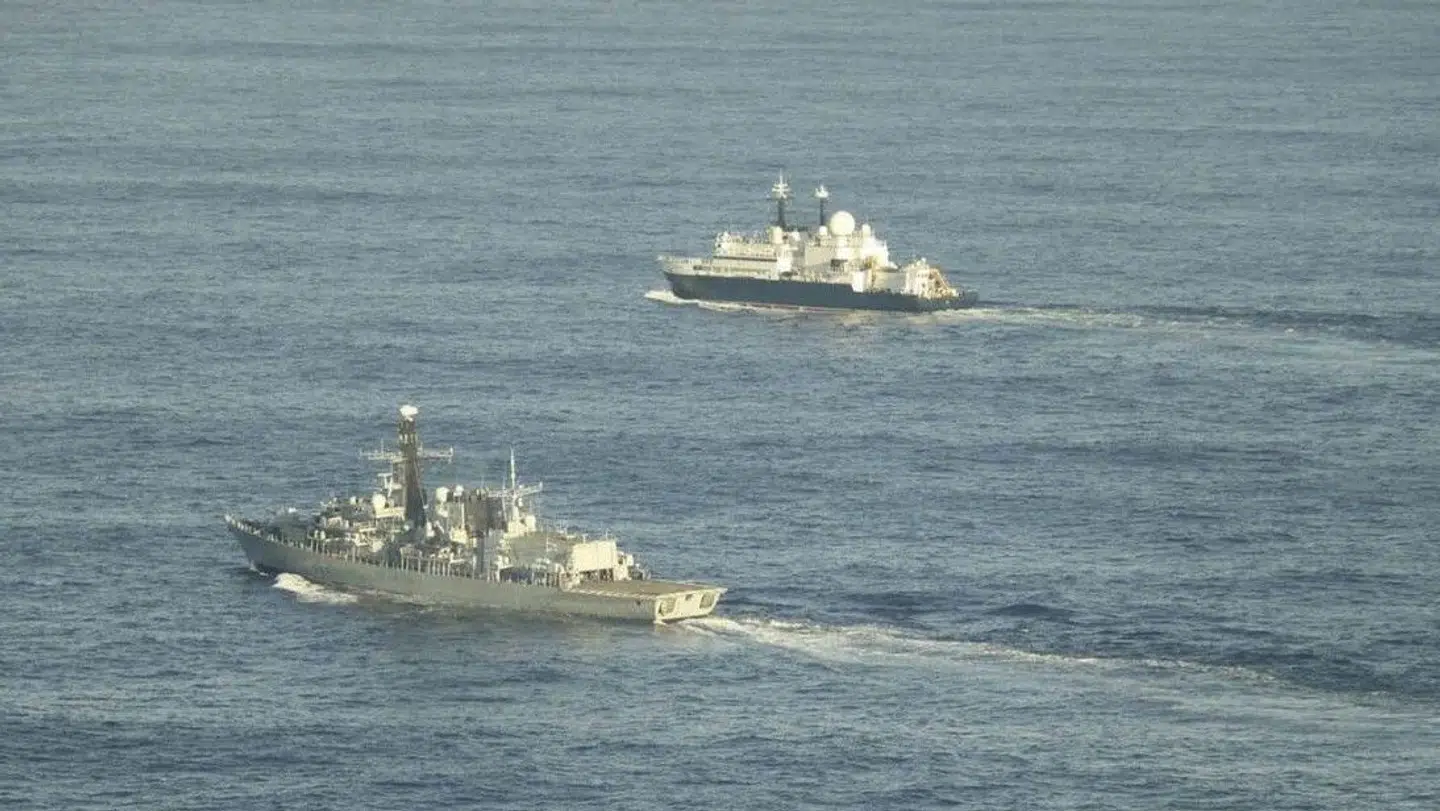 HMS Somerset flankerer det russiske skib Yantar nær britisk farvand.