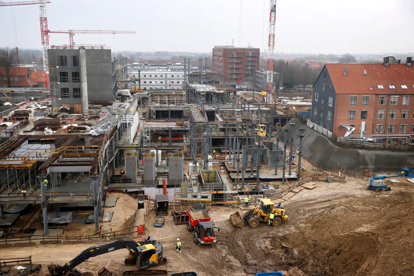 Politikerne lægger nu op til at sende det nye akutsygehus ved Bispebjerg Hospital på skrump. Konkret skal det skæres ned fra de oprindelige 77.500 kvadratmeter til 69.000. Det betyder færre senge, og inde i billedet er også at droppe den planlagte etablering af en ny stor fødeafdeling.