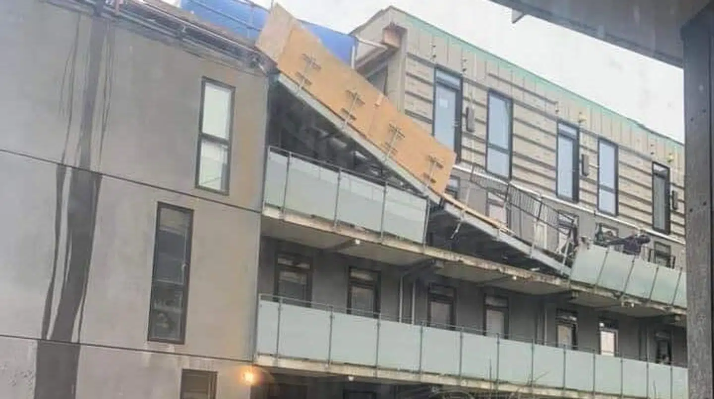 Billeder fra stedet viser en nedstyrtet svalegang på bygningen.