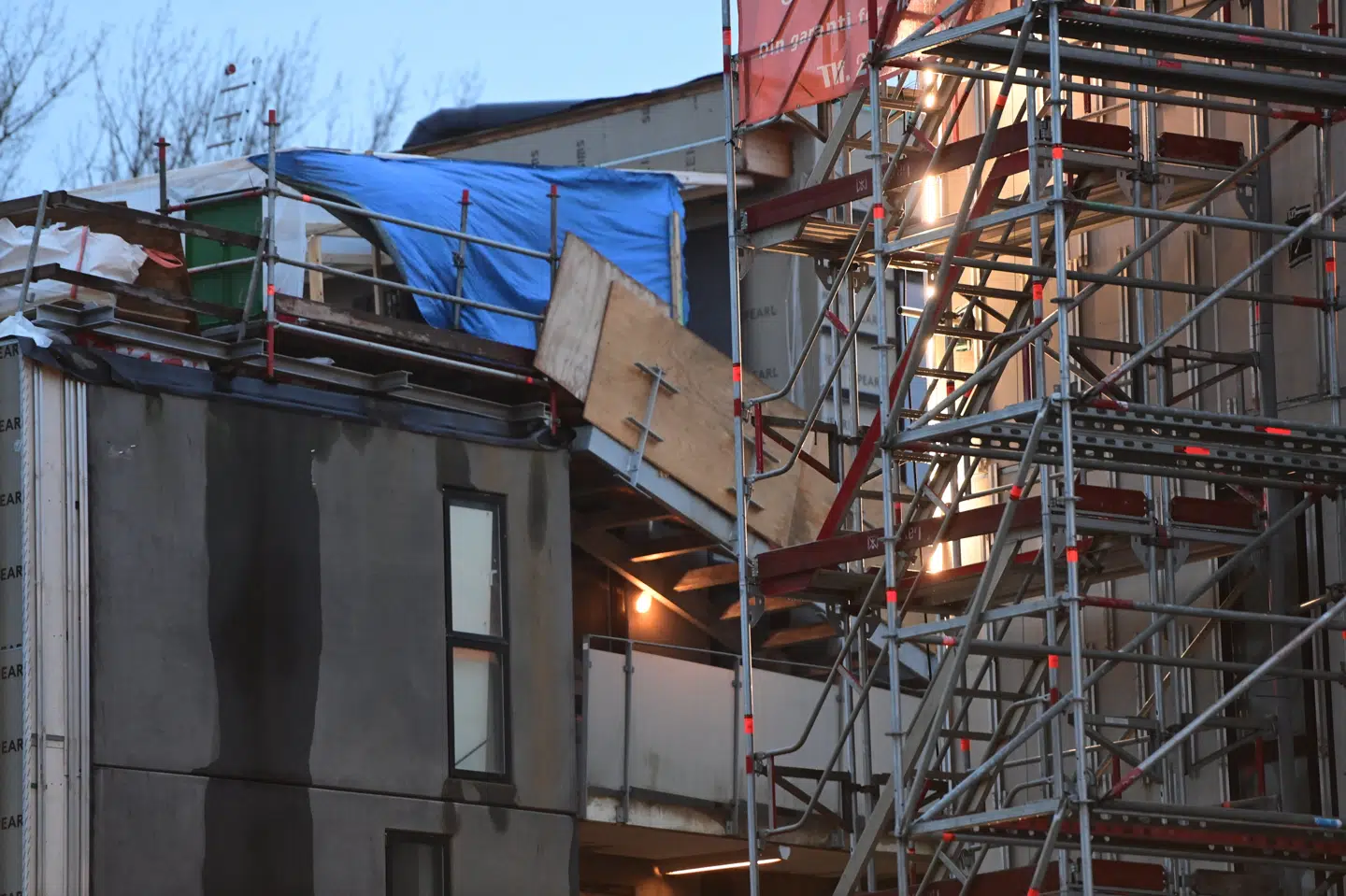 Politi og beredskab er fredag eftermiddag rykket ud til en ejendom i Odense, hvor en svalegang er styrtet sammen.