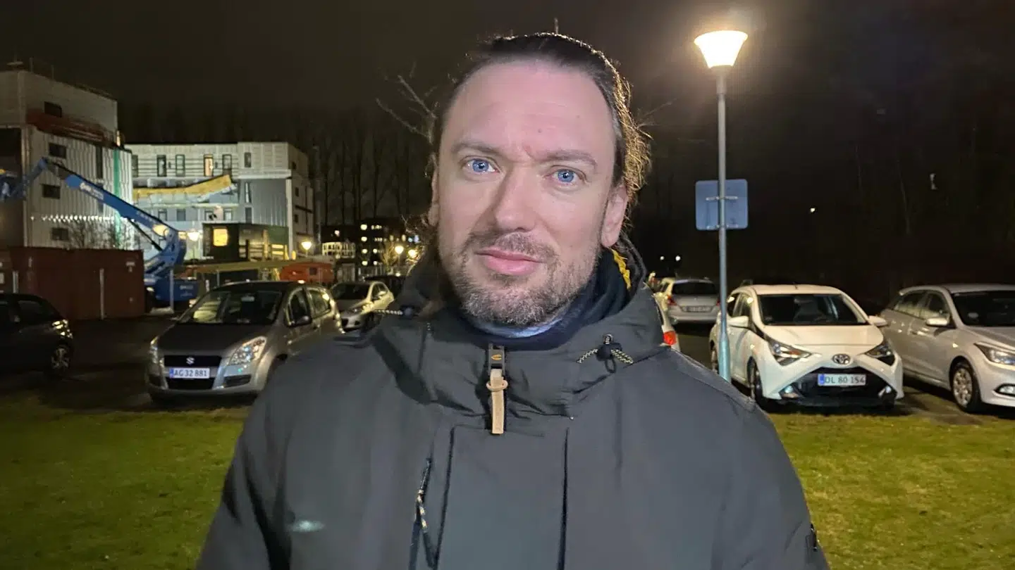 Lars, der bor i en naboejendom til den ulykkesramte, er chokeret oven på oplevelsen, siger han.