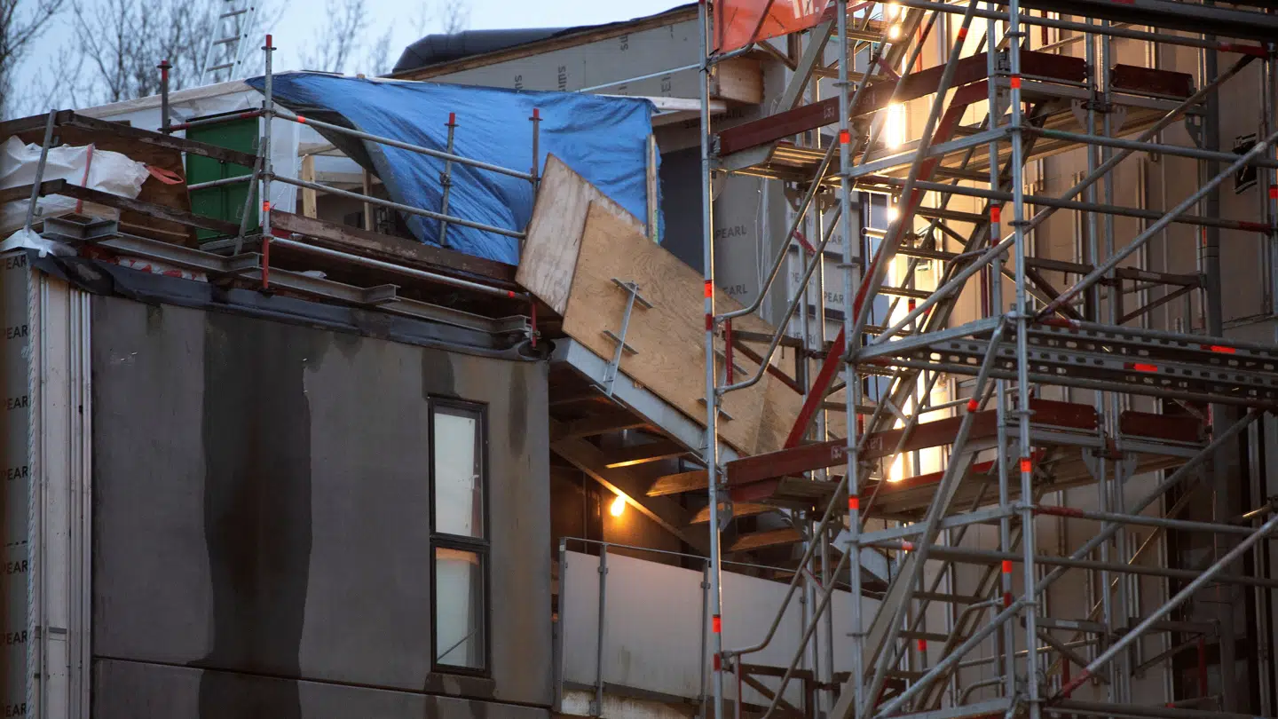 En svalegang på en udlejningsejendom styrtede fredag ned ved Munkebjergvænget i Odense.