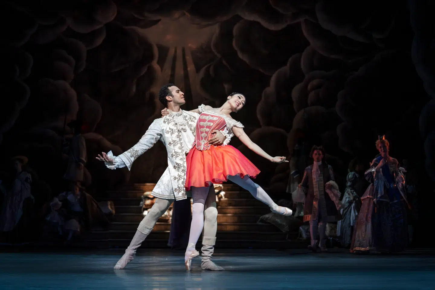Prinsessen danser med sin prins: Ji Min Hong som Tornerose og Ryan Tomash som Desiré.