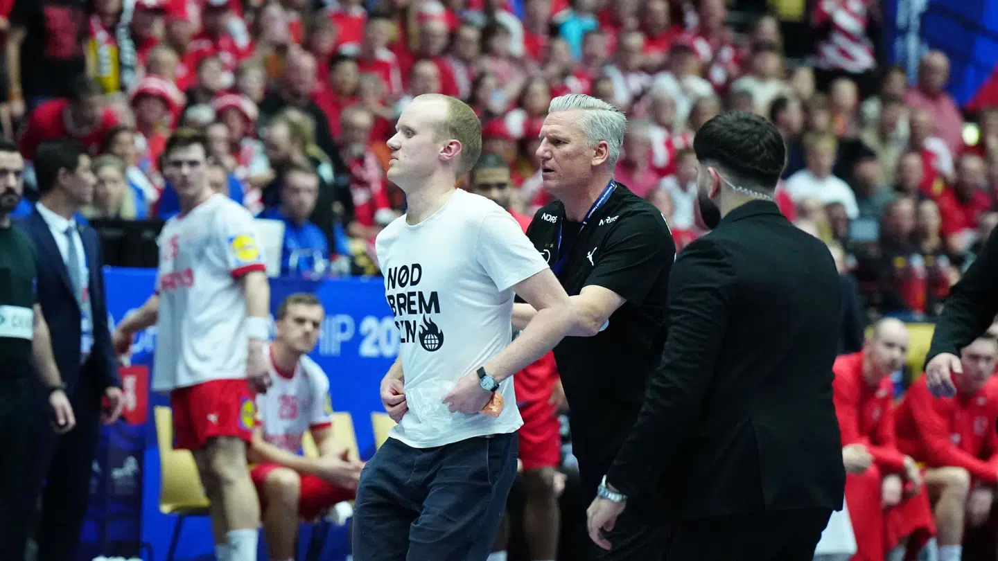 Nikolaj Jakobsen tog affære og smed baneløberen ud.