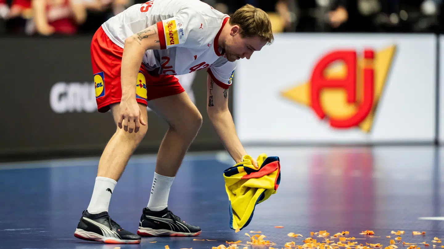 Pytlick hjalp til med at få konfettien fra banen.