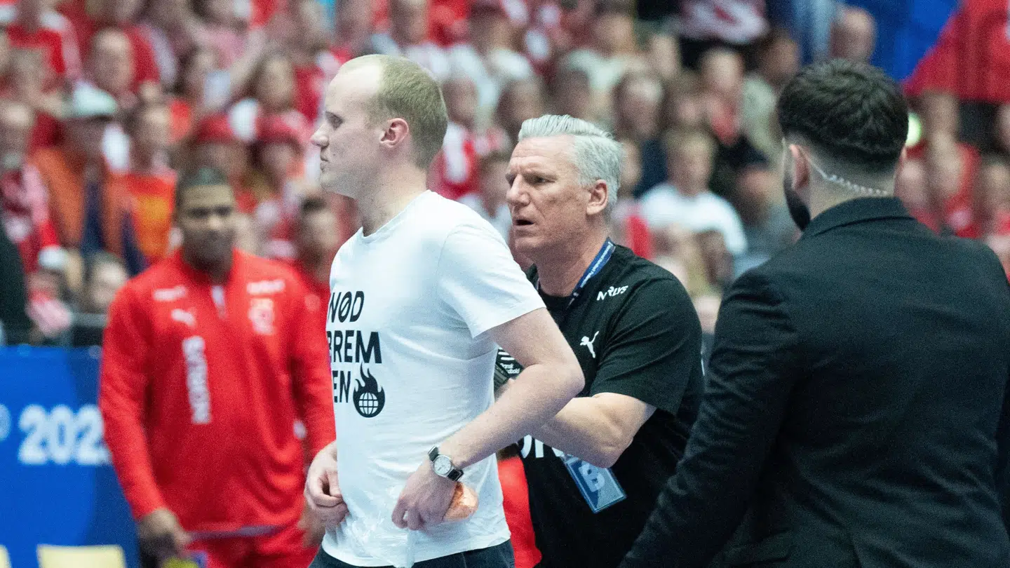 cheftræner Nikolaj Jacobsen fra Danmark smider aktivist ud under håndbold VM-kampen i Main Round gruppe 1 mellem Tjekkiet og Danmark i Jyske Bank Boxen i Herning, lørdag den 25. Januar 2025.. (Foto: Henning Bagger/Ritzau Scanpix)