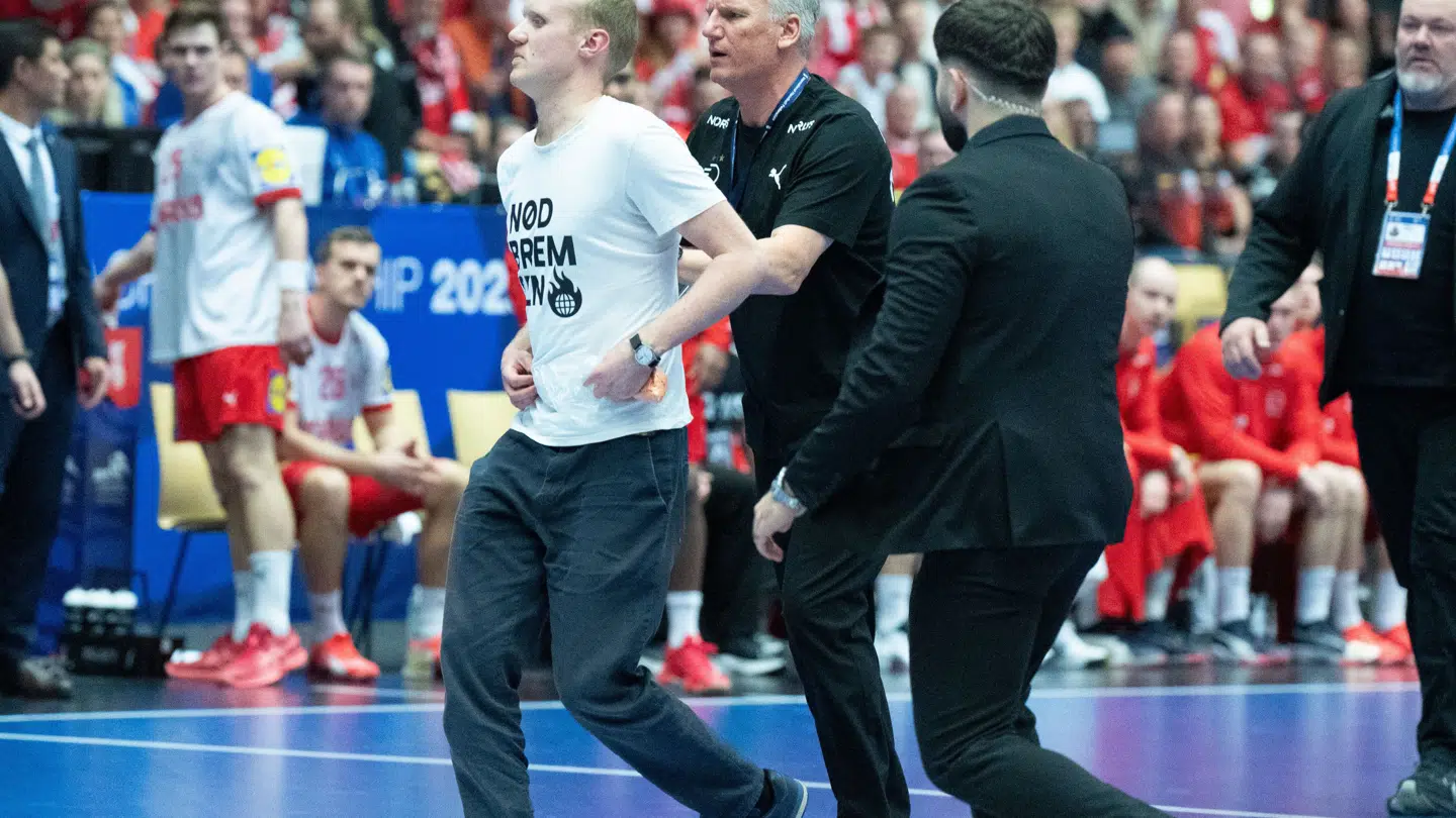 cheftræner Nikolaj Jacobsen fra Danmark smider aktivist ud under håndbold VM-kampen i Main Round gruppe 1 mellem Tjekkiet og Danmark i Jyske Bank Boxen.