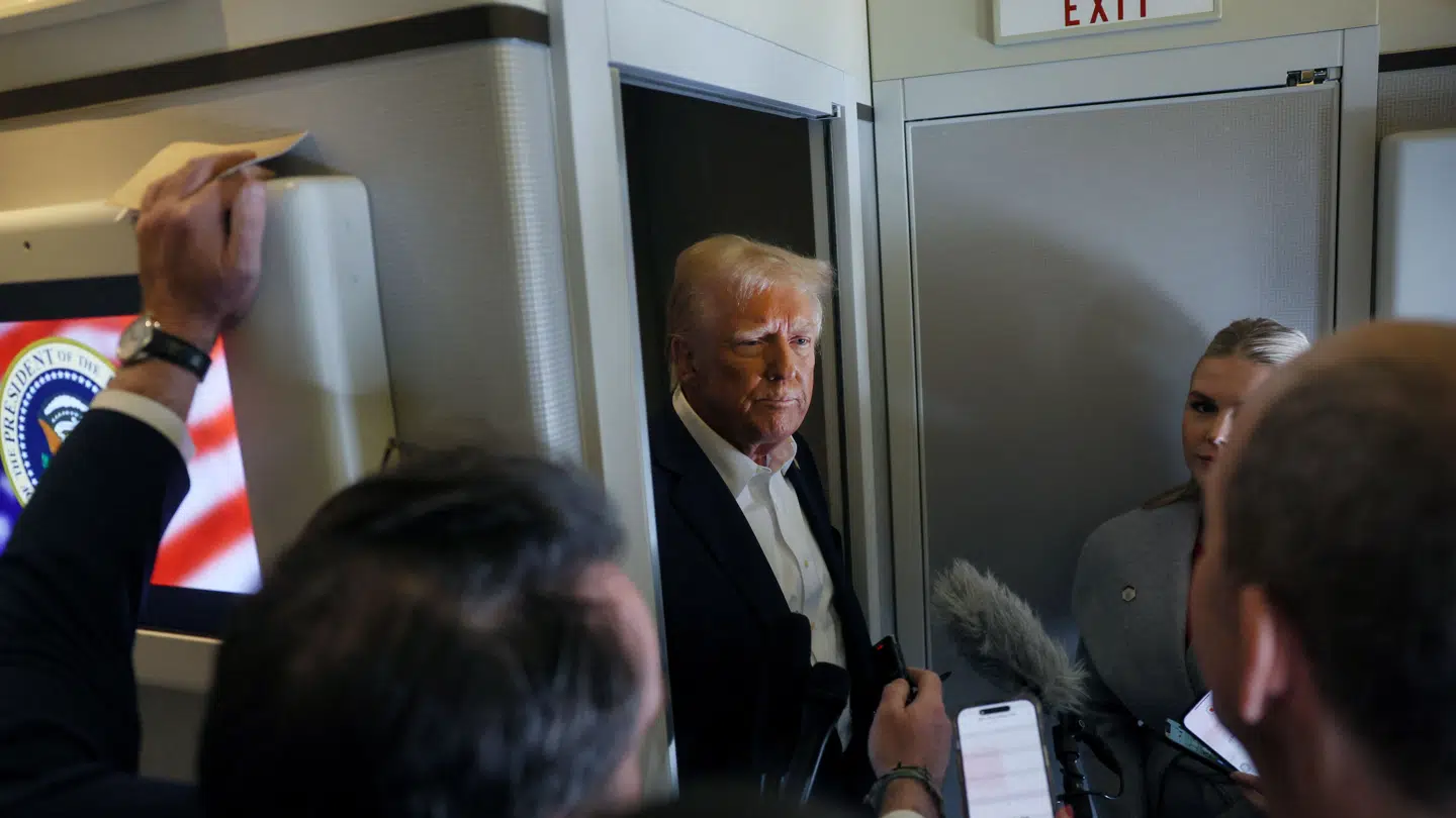 Presseseancen fandt sted på det amerikanske præsidentfly.