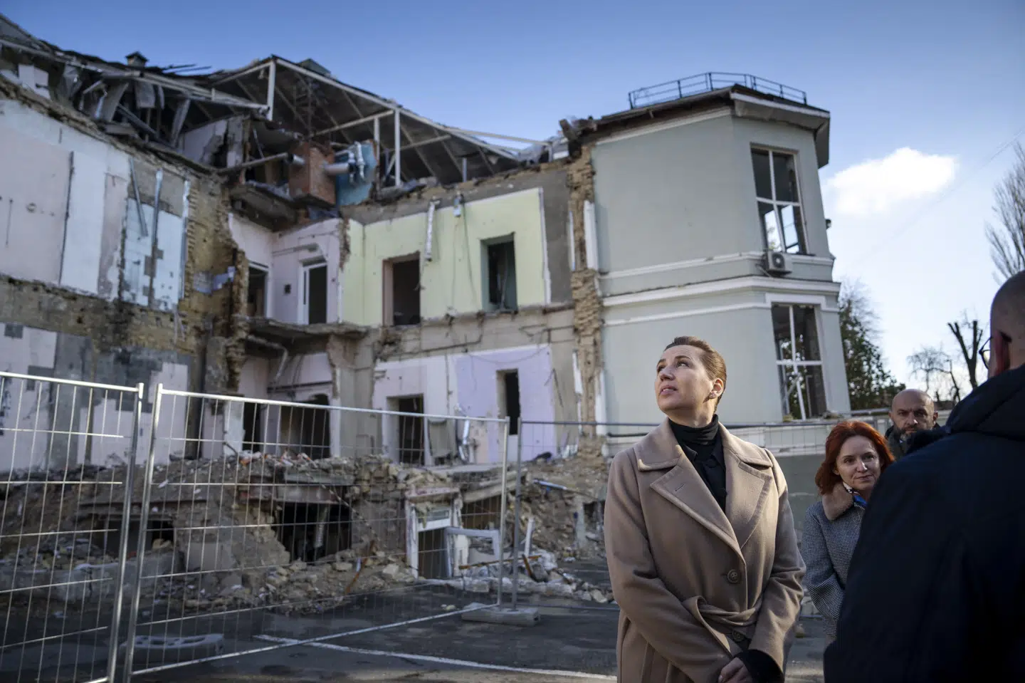 Ukraine udsættes jævnligt for russiske angreb. Krigen er en medvirkende årsag til, at to personer ikke skal udleveres, har landsret bestemt. I november sidste år beså statsminister Mette Frederiksen (S) ødelæggelser i Kyiv. (Arkivfoto