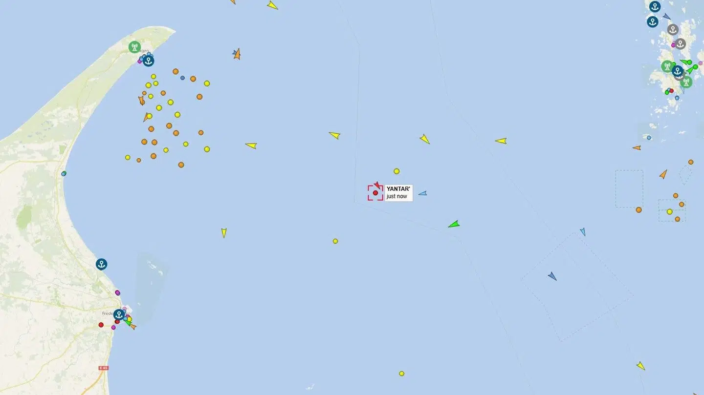 Søværnets patruljeskib holder øje med det russiske spionskib Yantar.