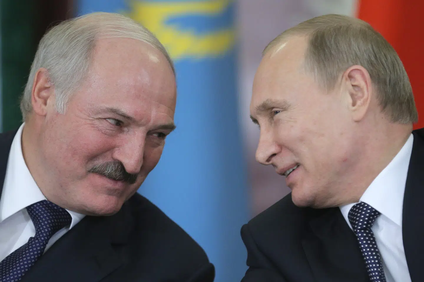 Direktør i Dignity Rasmus Grue Christensen forklarer, at Lukasjenko (til venstre) sidder så tungt på magten i Belarus blandt andet på grund af sit tætte samarbejde med Ruslands præsident, Vladimir Putin (til højre). (Arkivfoto).